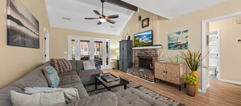 Bright Cottage! Bike to Beaches! Sleeps 8! Amenity access included! 2 dogs allowed