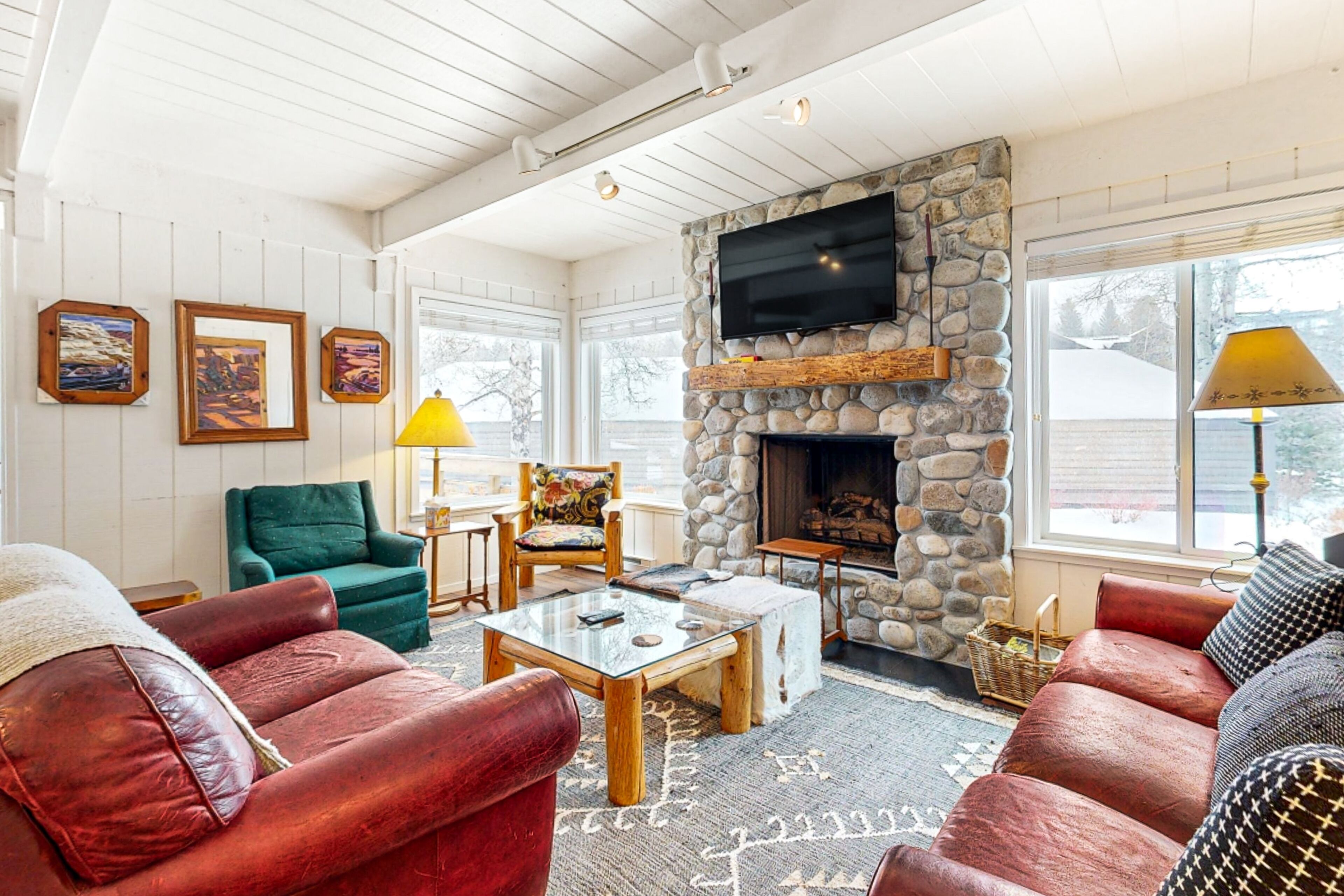 Roomy Condo Near Dollar Mountain, Shopping Downtown, and All Seasonal Activities