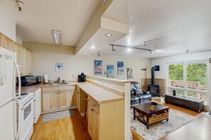 Een koelkast, een microgolfoven, een oven, een kookplaat