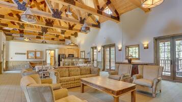 Televisión, chimenea, reproductor de DVD y servicios de streaming