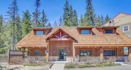 Riverfront mountain townhouse with pool & hot tub, patio, & easy ski access