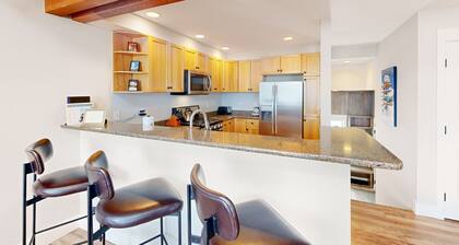 ¡NUEVO LISTADO! Casa adosada de entrada y salida de esquí con acceso de membresía a una piscina y un jacuzzi compartidos