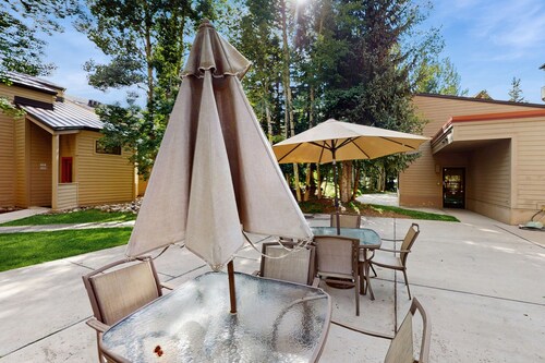 Cozy Condo with Great Views, Shared Pool & Hot Tub - 350 Yards to the Slopes