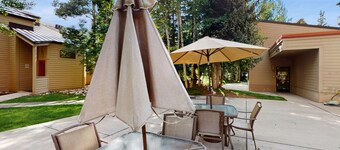 Mysig lägenhet med fantastisk utsikt, gemensam pool och badtunna - 350 meter till sluttningarna!