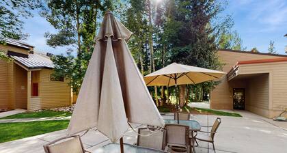 Condo confortable w / superbes vues, piscine partagée et bain à remous - 350 mÚtres des pistes!