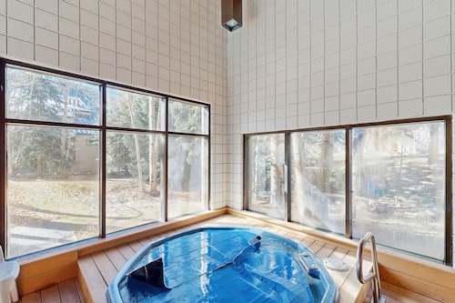 Cozy Condo with Great Views, Shared Pool & Hot Tub - 350 Yards to the Slopes