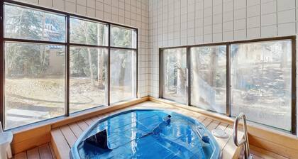 Condo confortable w / superbes vues, piscine partagée et bain à remous - 350 mÚtres des pistes!