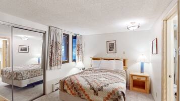 2 bedrooms, internet, bed sheets