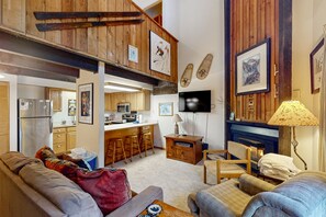 TV, fireplace, DVD player, books - Serene ski-in/out condo with Shared Hot Tub - Access to Lifts (Copper Mountain)