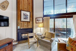 TV, fireplace, DVD player, books - Serene ski-in/out condo with Shared Hot Tub - Access to Lifts (Copper Mountain)