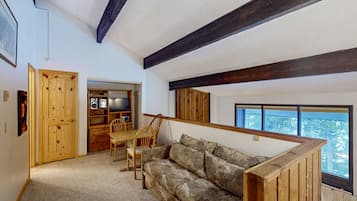 Fernseher, Kamin, DVD-Player, Bücher