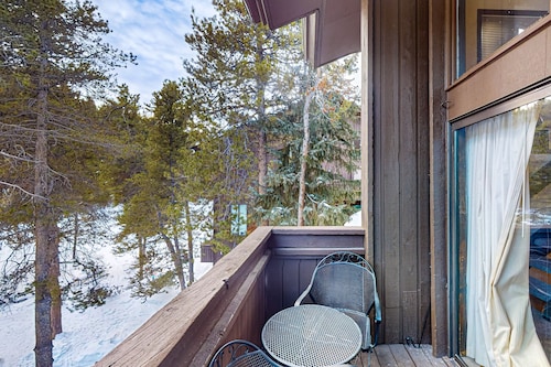 Serene ski-in/out condo with Shared Hot Tub - Access to Lifts