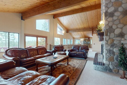 Lakeview home with WiFi,billiards, & Ping-Pong