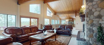 Lakeview home with WiFi,billiards, & Ping-Pong