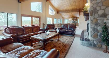 Lakeview home with WiFi,billiards, & Ping-Pong