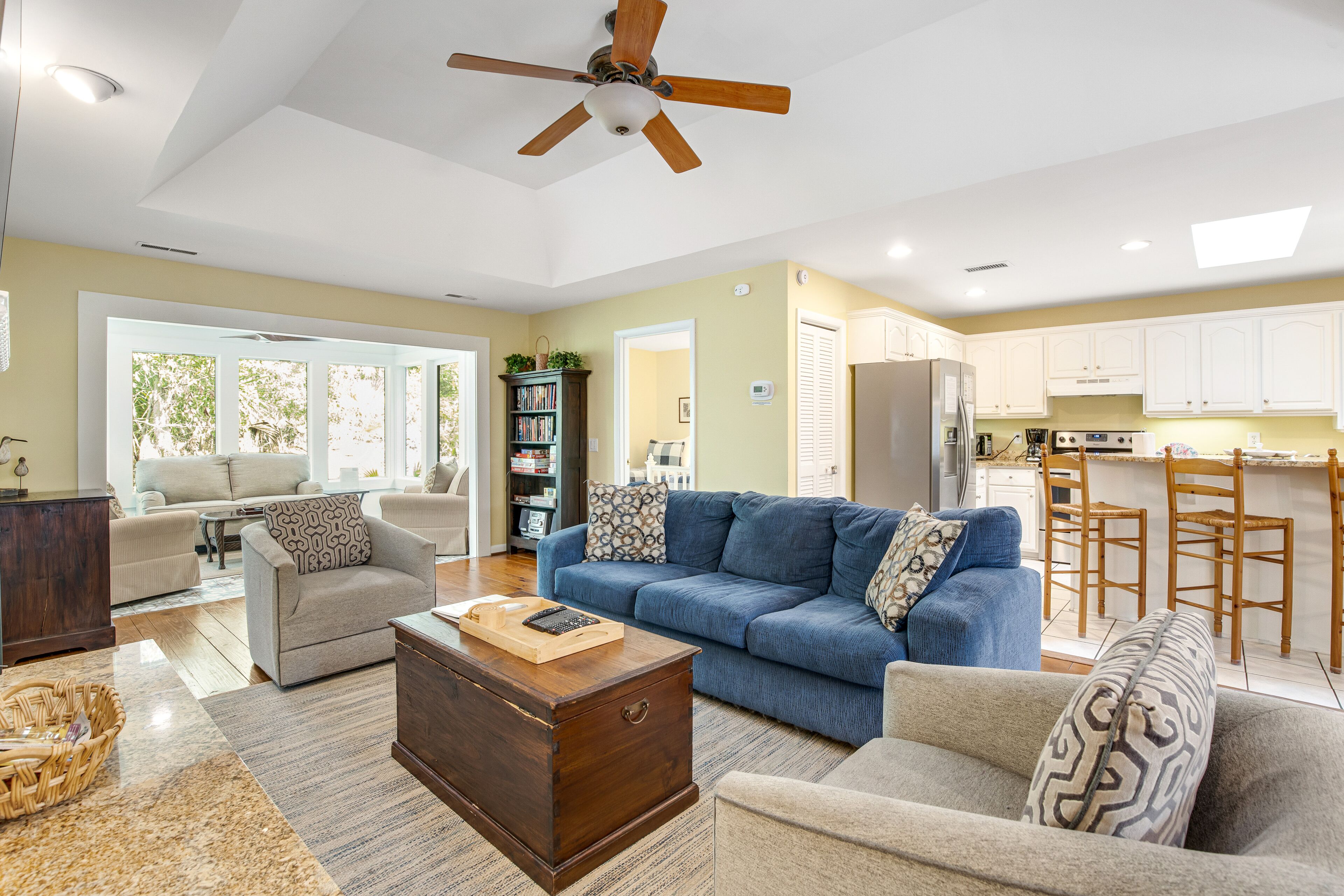 Comfortable house with pool, tennis & screened porch - beach nearby