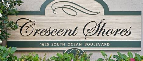 Une enseigne indiquant l’emplacement de « Crescent Shores », au 1625, South Ocean Boulevard.