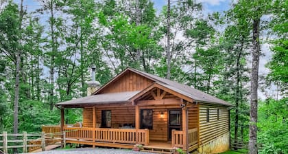 Cabaña apta para perros con jacuzzi privado, patio cercado y una ubicación magnífica.