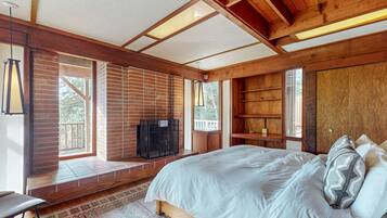 1 bedroom, iron/ironing board, free internet, bed sheets