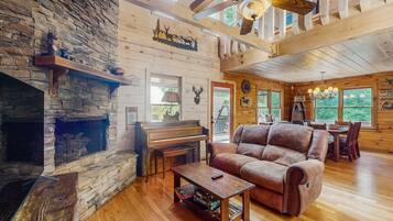 Fernseher, Kamin, Stereoanlage