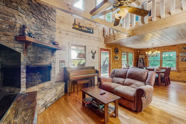 Televisión, chimenea y estéreo