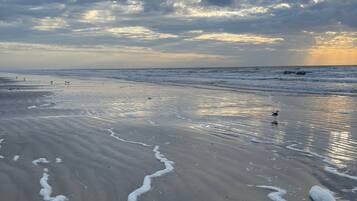 Aan het strand, ligstoelen aan het strand, strandlakens