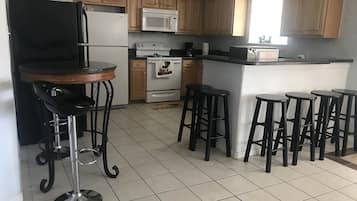 Een koelkast, een magnetron, een oven, een kookplaat