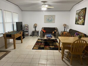 Smart-tv, een dvd-speler, boeken en een filmbibliotheek