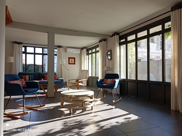 TV, lettore DVD, libri, impianto stereo