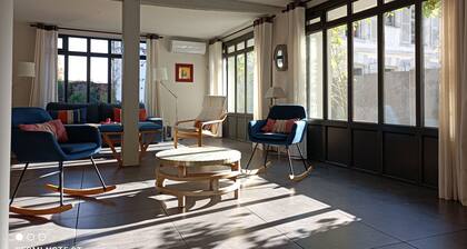 Haus in Bayonne mit Schwimmbad im bewaldeten Park