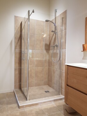 Ensemble douche/baignoire, sèche-cheveux