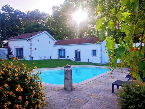House in Bayonne with swimming pool in wooded park