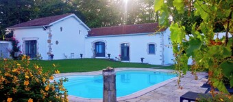 House in Bayonne with swimming pool in wooded park