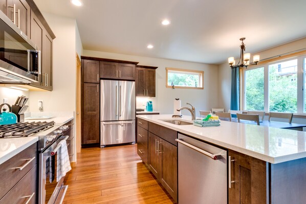 Jääkaappi, mikroaaltouuni, uuni, liesi