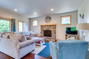 Televisio, takka, DVD-soitin, kirjoja