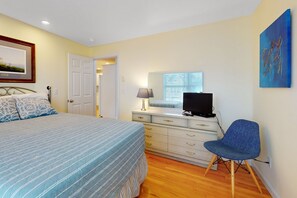 2 bedrooms, iron/ironing board, internet, bed sheets