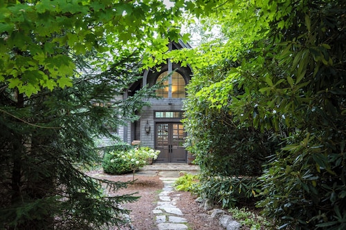 Elegant interior. Sunset views. Walk to town. Professional kitchen. Pet friendly