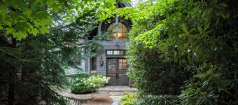 Elegant interior. Sunset views. Walk to town. Professional kitchen. Pet friendly