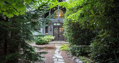 Elegant interior. Sunset views. Walk to town. Professional kitchen. Pet friendly