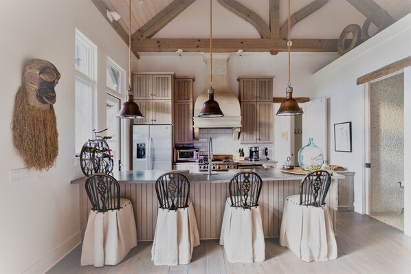 Fridge, microwave, oven, stovetop - Elegant interior. Sunset views. Walk to town. Professional kitchen. Pet friendly (Highlands)