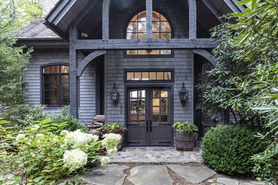 Elegant interior. Sunset views. Walk to town. Professional kitchen. Pet friendly