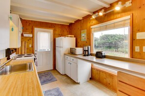 Fridge, microwave, oven, stovetop - Cozy Cottage with Spectacular Ocean Views - Dog Friendly (Florence)