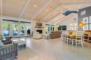 Televisie en een open haard