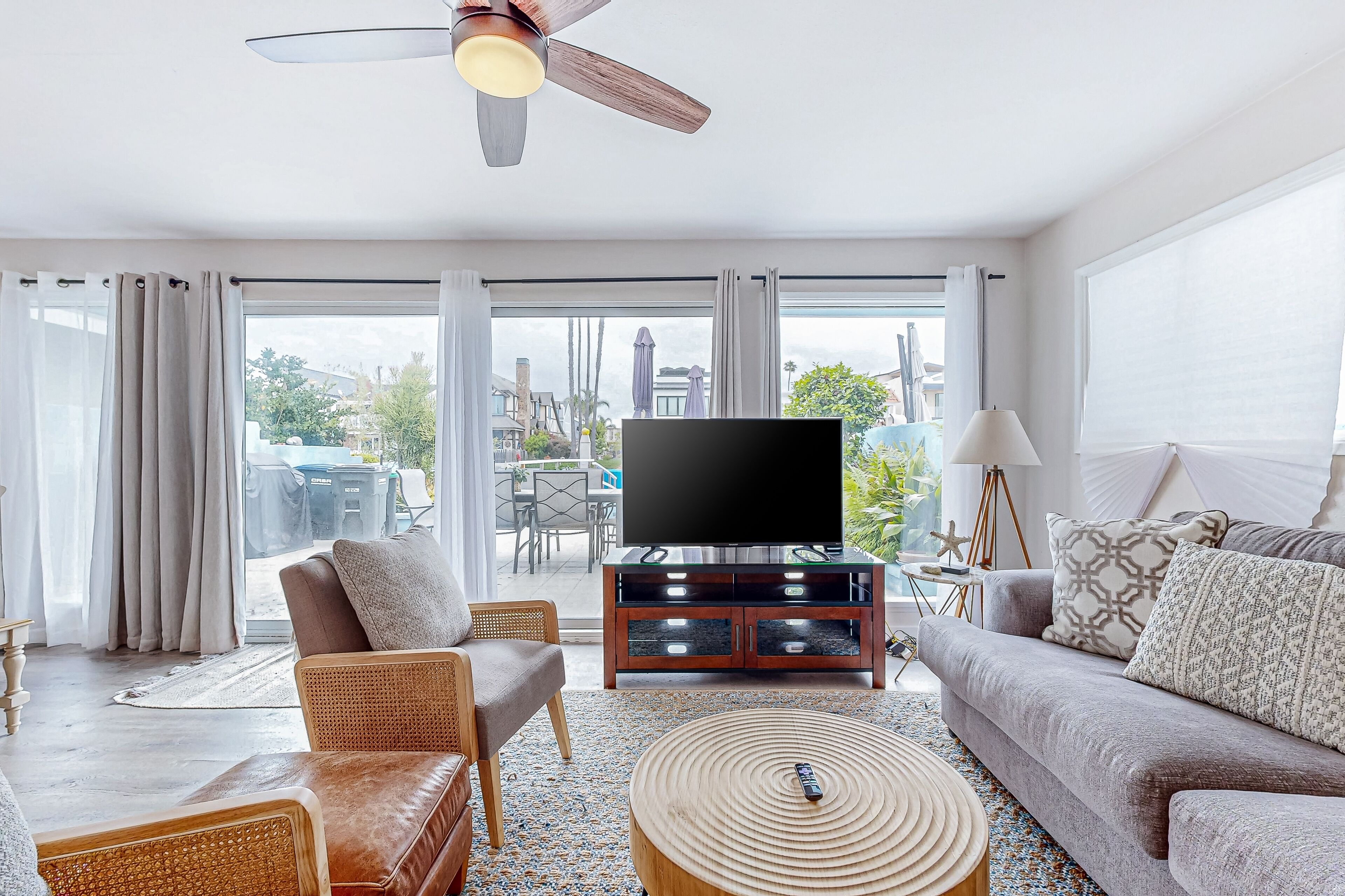 Canal-front house with private furnished patio - close to the beach & pier