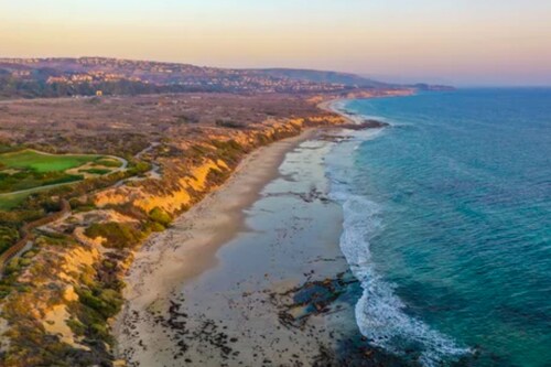 Canal-front house with private furnished patio - close to the beach & pier