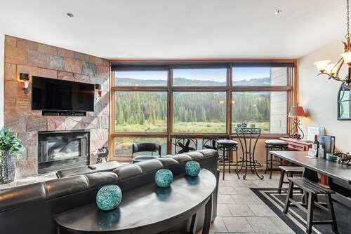 Condo joen joen kylän sydämessä, w / jet amme & vuoristomaisemat