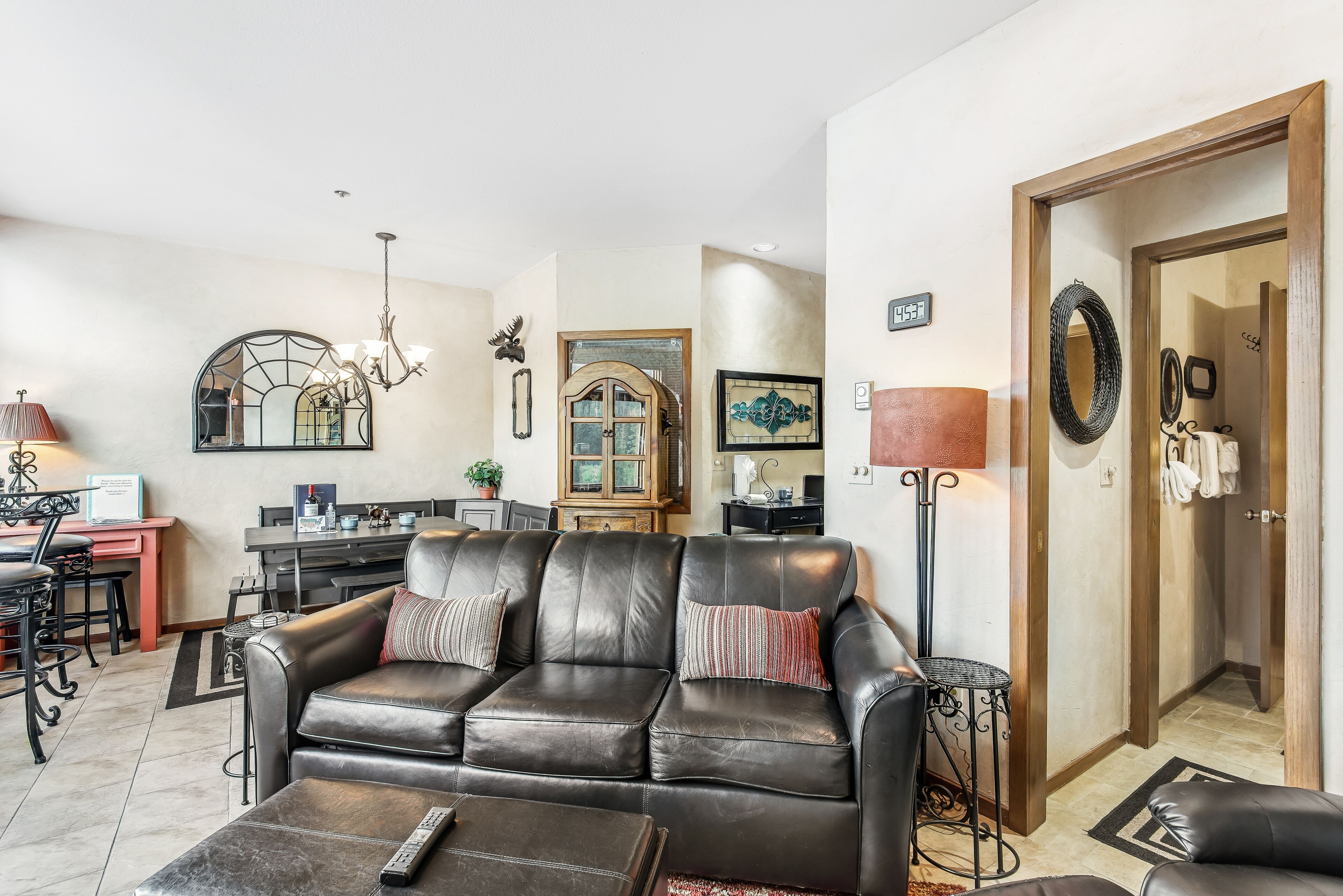 TV, peis, DVD-spiller og bøker