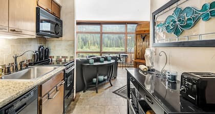 Condo im Herzen des River Run Village, mit Jet Tub und Blick auf die Berge