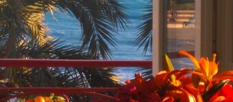 Blue Riviera: a splendid beachfront 1-bedroom apt w/stunning view