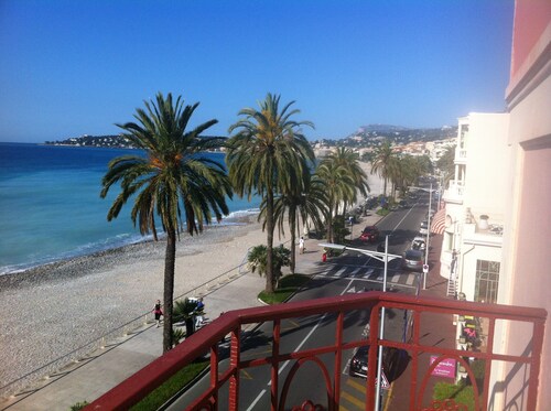 Blue Riviera: a splendid beachfront 1-bedroom apt w/stunning view